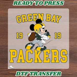Könnte beinhalten: Ein DTF-Transfer mit einer Cartoon-Maus in einem gelb-grünen Football-Helm und Trikot, die einen braunen Football hält. Der Text lautet GREEN BAY PACKERS mit der Zahl 19 auf beiden Seiten. Die Wörter READY TO PRESS und DTF TRANSFER sind zu sehen.