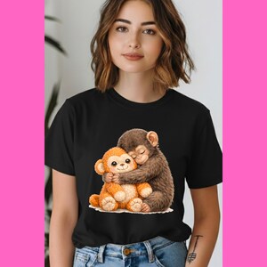 Op de afbeelding: Een set van drie keramische mokken met een gespikkelde, matte afwerking. De mokken zijn in cr&egrave;me, lichtgrijs en donkergrijs. Elke mok heeft een eenvoudig, minimalistisch ontwerp.