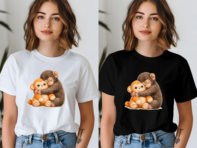 Op de afbeelding: Witte en zwarte T-shirts met een hartverwarmende illustratie van twee cartoonapen die elkaar omhelzen. Het ontwerp toont een bruine aap die een oranje aap omhelst, wat een gevoel van warmte en genegenheid cre&euml;ert. De shirts zijn gemaakt van zacht materiaal.