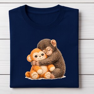 Op de afbeelding: Marineblauwe crewneck t-shirt met een aquarel illustratie van twee knuffelende apen. E&eacute;n aap is bruin, de andere oranje. Het ontwerp is gecentreerd op het shirt, dat is gemaakt van een zacht materiaal.