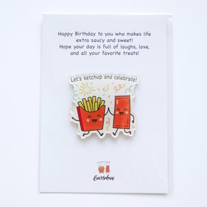 Aimant avec carte, cadeau d'anniversaire, ketchup et célébration