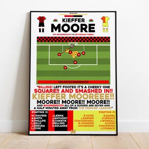 Può includere: Un poster di calcio rosso e nero con un campo verde e linee bianche. Il poster presenta un giocatore con una maglia rosso e nera che segna un gol. Il testo sul poster recita "Kieffer Moore" e "Billing! Un tiro sinistro, un po' sfrontato, ma dentro! Kieffer Mooreee!! Moore!! Moore!! Moore!! E il Bournemouth, all'improvviso, è a sette minuti e mezzo dalla Premier League."