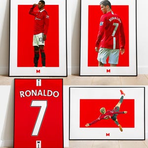 Könnte beinhalten: Vier gerahmte Drucke mit Cristiano Ronaldo in einem roten Fußballtrikot mit der Nummer 7 auf dem Rücken. Die Drucke sind alle auf weißem Hintergrund mit einem schwarzen Rahmen.