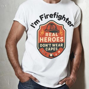Camisa de bombeiro com design de distintivo vintage, verdadeiros heróis não usam capas, camiseta de presente de bombeiro, camiseta de agradecimento ao bombeiro