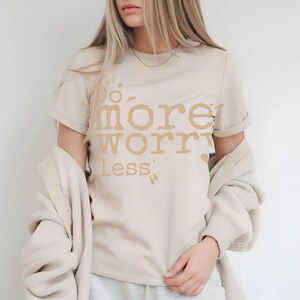 Oroa dig mer, mindre t-shirt: Minimalistiskt positivt citat