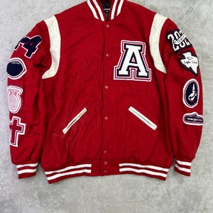 Chaqueta universitaria roja de lana, talla 2XL, con parches de águila y chenilla.