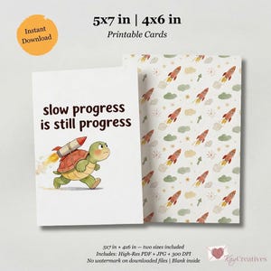 Può includere: Biglietti stampabili con un design a razzo. Un biglietto presenta una tartaruga con un razzo, il testo "slow progress is still progress", e l'altro biglietto ha un motivo di razzi, nuvole e stelle. I biglietti misurano 12,7x17,8 cm e 10,2x15,2 cm.