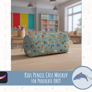 Peut inclure: Une trousse à crayons turquoise avec une fermeture éclair, ornée d'illustrations colorées d'instruments de musique, de créatures marines et d'autres motifs ludiques. La trousse est posée sur un bureau en bois dans une salle de classe. Le texte dit "Kids Pencil Case Mockup for Procreate Only."