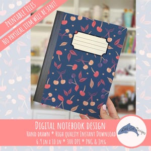 Op de afbeelding: Een notitieboek met een marineblauwe kaft met een patroon van kersen en bladeren in tinten rood, roze en paars. Het notitieboek heeft een zwarte rug en een blanco label. Tekst op de afbeelding luidt "Printbare bestanden, GEEN fysiek item wordt verzonden!" en "DIGITAAL NOTITIEBOEKONTWERP". Het notitieboek meet 17,5 x 25,4 cm.