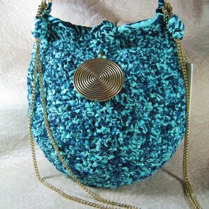 Bolso turquesa/índigo 8 1/2" X 8"..... caída del hombro de 15".. una creación de amor Eva es única....