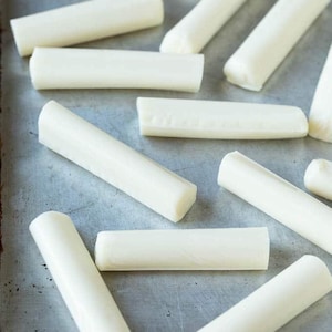 Ręcznie robiony sztuczny, sztuczny ser mozzarella 3D w kształcie paluszków