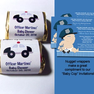 Pode incluir: Duas caixas de lembrancinhas de ch&aacute; de beb&ecirc; com tema de carro de pol&iacute;cia azul e branco com um gr&aacute;fico de carro de pol&iacute;cia branco e o texto "Officer Martinez' Baby Shower October 20, 2014".