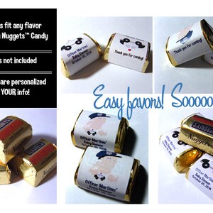 Pode incluir: Doces de chocolate envoltos em ouro com etiquetas personalizadas para um ch&aacute; de beb&ecirc;. As etiquetas apresentam um policial de desenho animado e o texto "Ch&aacute; de Beb&ecirc; do Officer Martinez" e a data "20 de outubro de 2014".