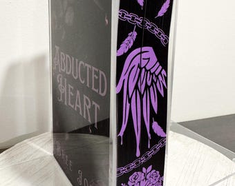 El dúo de cenizas y tumbas roció los bordes de los libros de Bree Jones.
