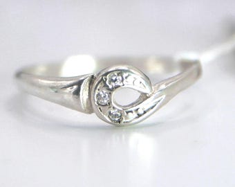 Nieuwe ring van 925 sterling zilver met zirkonia steentjes en origineel label.