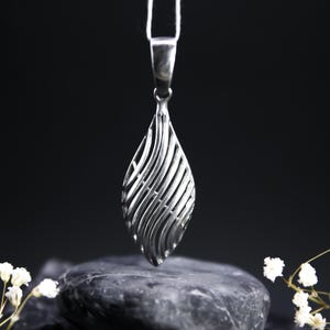 Pendentif vague en argent sterling 925 | Bijou moderne inspiré de l'océan | Neuf, provenant d'un ancien stock avec étiquette