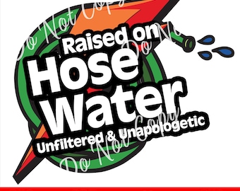 Op de afbeelding: Een grafisch ontwerp met de woorden "Raised on Hose Water" in witte letters op een zwarte achtergrond, met een groen en rood slangontwerp. De tekst "Unfiltered & Unapologetic" is ook opgenomen.