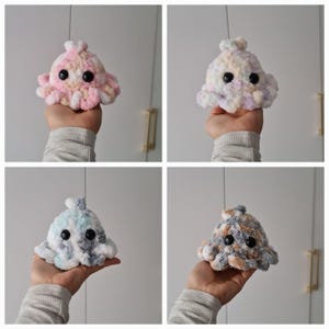 Könnte beinhalten: Vier handgefertigte Häkeltier-Oktopusse in verschiedenen Pastellfarben. Jeder Oktopus hat große schwarze Augen und ein strukturiertes, flauschiges Aussehen. Die Farbvariationen umfassen Rosa, Lila, Blau und Braun und bieten eine Reihe von weichen, einladenden Optionen.