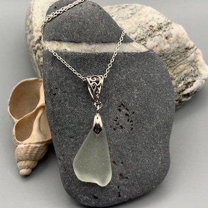 Joyas únicas de vidrio marino y colgantes de cerámica marina hechos a mano en Escocia. Collar de vidrio marino con espuma de mar. Un regalo encantador y considerado.