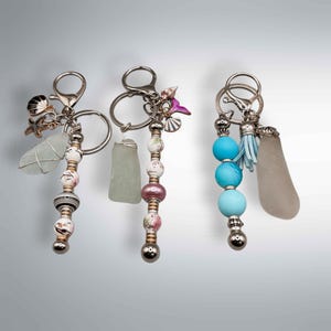 Seeglas und Seekeramik Schlüsselanhänger |Handmade Beach Pottery and sea glass handbag Charms| Geburtstagsgeschenk| Weihnachtsgeschenk| Strumpffüller.