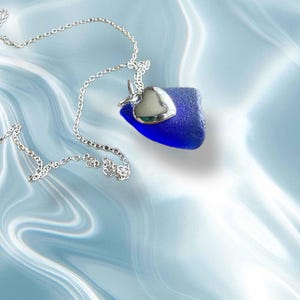 Colgante de vidrio marino azul cobalto escocés - Vidrio marino escocés genuino - Dije de corazón de plata - Collar de plata esterlina de 18 pulgadas - Regalo para su cumpleaños