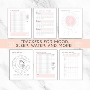 K&ouml;nnte beinhalten: Eine Sammlung druckbarer Tracker f&uuml;r Stimmung, Schlaf, Wasseraufnahme und mehr. Jeder Tracker hat ein minimalistisches Design mit rosa Akzenten und klaren Beschriftungen. Der Text lautet: "TRACKERS FOR MOOD, SLEEP, WATER, AND MORE!"