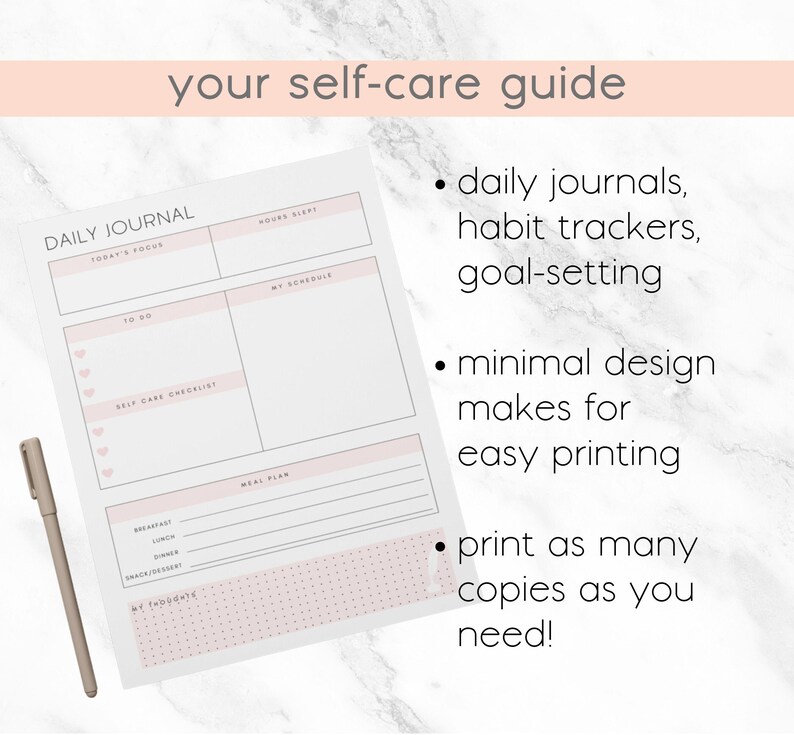 K&ouml;nnte beinhalten: Ein Tagesjournal im minimalistischen Design mit Abschnitten f&uuml;r Fokus, Zeitplan und Essensplanung. Der Text "your self-care guide" steht oben. Ein Stift liegt daneben. Das Journal enth&auml;lt Gewohnheitstracker und Zielsetzung.