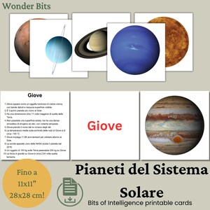 Puede incluir: Tarjetas imprimibles educativas con imágenes de planetas, incluyendo Júpiter, Saturno y Neptuno. Las tarjetas están etiquetadas en italiano con el título "Pianeti del Sistema Solare". Diseñado para fines educativos, hasta 28x28 cm.