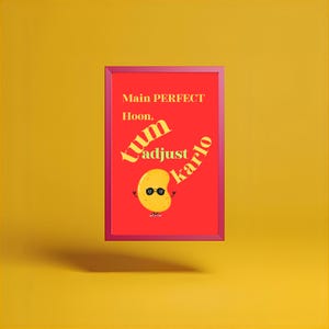 以下が含まれることがあります： 赤い背景と黄色の縁取りの額入りポスター。ポスターには「Main PERFECT Hoon, tum adjust karlo」というテキストと、サングラスをかけた黄色い豆の漫画イラストが描かれています。
