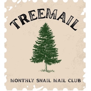 Op de afbeelding: Een vierkante postzegelafbeelding met een beige achtergrond en geschulpte randen. Een donkergroene naaldboom staat in het midden. De tekst TREEMAIL is in het zwart bovenaan gebogen en de tekst MONTHLY SNAIL MAIL CLUB staat onderaan in het zwart.
