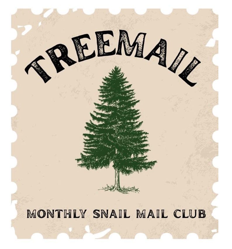 Op de afbeelding: Een vierkante postzegelafbeelding met een beige achtergrond en geschulpte randen. Een donkergroene naaldboom staat in het midden. De tekst TREEMAIL is in het zwart bovenaan gebogen en de tekst MONTHLY SNAIL MAIL CLUB staat onderaan in het zwart.