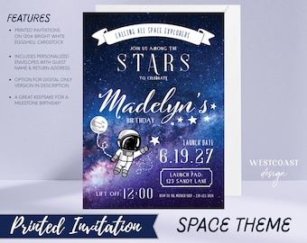 Puede incluir: Una invitación de cumpleaños con temática espacial con un fondo estrellado, una ilustración de astronauta y el texto "Calling All Space Explorers". La invitación incluye el nombre "Madelyn's" y la fecha de lanzamiento "6.19.27."
