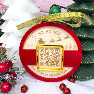 Peut inclure: Ornement de Noël rouge et or avec un code QR et le texte "HO HO HO! SUR LA PISTE DU PERE NOEL!"