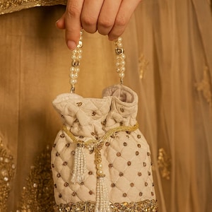 Bolso Potli de terciopelo blanco con bordado tachonado de piedras preciosas, trabajo pesado y tacto suave para ocasiones especiales - TARA