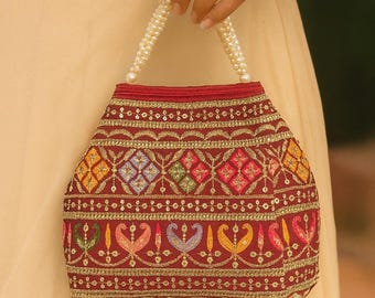 ISHA - Bolso de hombro tradicional color rojo granate para un look étnico vintage y atuendos reales con bordado zardozi y asa de perlas.