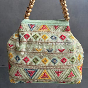 Bolso Potli verde menta con hilo multicolor y asa superior - RIYA