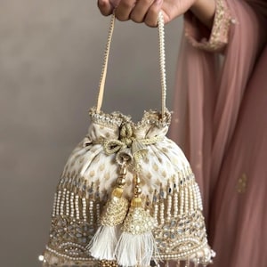 AVINA Stickerei Potli Tasche, Ivory weiss gold, handgemacht, Eid Festival Geschenk, indische Hochzeit Beutel, Braut Outfit Accessoire, Braut to be