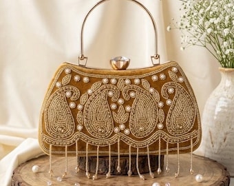 Pochette SYRA in pelle beige francese con perle, borsa da sposa artigianale con manico superiore e delicate frange, ideale per feste e ricevimenti indiani.