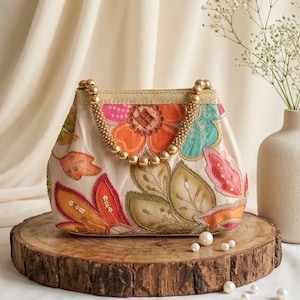 Bolso de hombro NIA Artistic Boho con estampado estético y diseño de patrón detallado para un look impactante y ocasiones especiales.