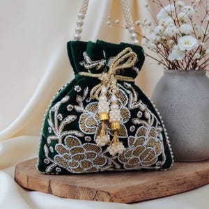 Dunkelgrüne Samt Brauttasche mit Griff, viktorianisch inspirierte Hochzeits-Clutch, Abendtasche mit Satin-Finish für den Empfang & Abschlussball - ERIS