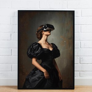 Puede incluir: Impresión enmarcada que presenta a una mujer con un vestido negro y un casco de realidad virtual. La obra de arte tiene una estética vintage, con un fondo oscuro y un estilo de retrato clásico. La mujer mira hacia arriba.