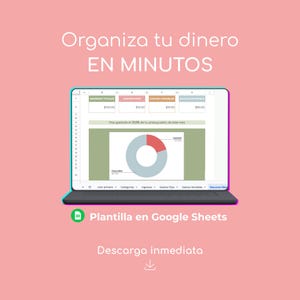 Puede incluir: Una pantalla de portátil muestra una hoja de cálculo financiera con un gráfico circular y el texto "Organiza tu dinero EN MINUTOS" y "Plantilla en Google Sheets". El fondo es de color rosa claro.