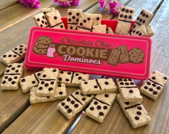 Juego de dominó con temática de galletas y caja de almacenamiento: juguete de escritorio estético, regalo acogedor para una noche de juegos, adorable decoración de galletas kawaii, divertido dominó de comida único