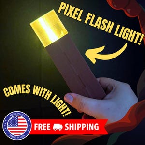 Puede incluir: Una linterna pixel marrón con una luz amarilla que brilla desde la parte superior. El texto "PIXEL FLASH LIGHT!" y "COMES WITH LIGHT!" está escrito en amarillo sobre un fondo negro. El texto "MADE IN USA" está escrito en blanco sobre una bandera estadounidense roja, blanca y azul. El texto "FREE SHIPPING" está escrito en blanco sobre una pancarta roja con un icono de camión.