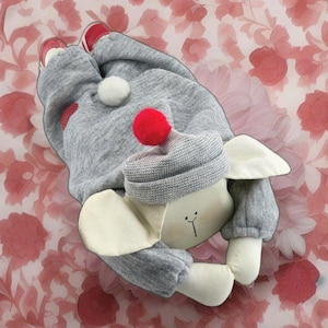 VTG fait main tête en bois lapin peluche poupée gris à capuche, baskets rouges, bonnet en tricot
