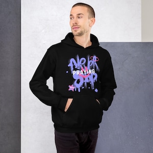Puede incluir: Sudadera con capucha negra con un estampado gráfico morado y rosa que dice "Never Stop Praying".