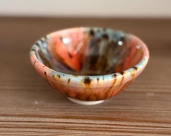 Plato de cerámica para anillos hecho a mano, hecho a torno, un joyero único.