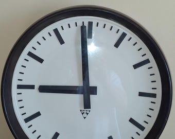 Industrielle Wanduhr rund Bakelit Uhr 50 cm Tschechoslowakei 1960er Jahre von Pragotron