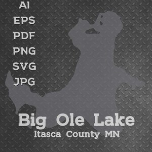 Puede incluir: Una silueta gris del lago Big Ole en el condado de Itasca, Minnesota, sobre un fondo texturizado negro y gris. El texto "Big Ole Lake" y "Itasca County MN" está debajo de la silueta del lago.