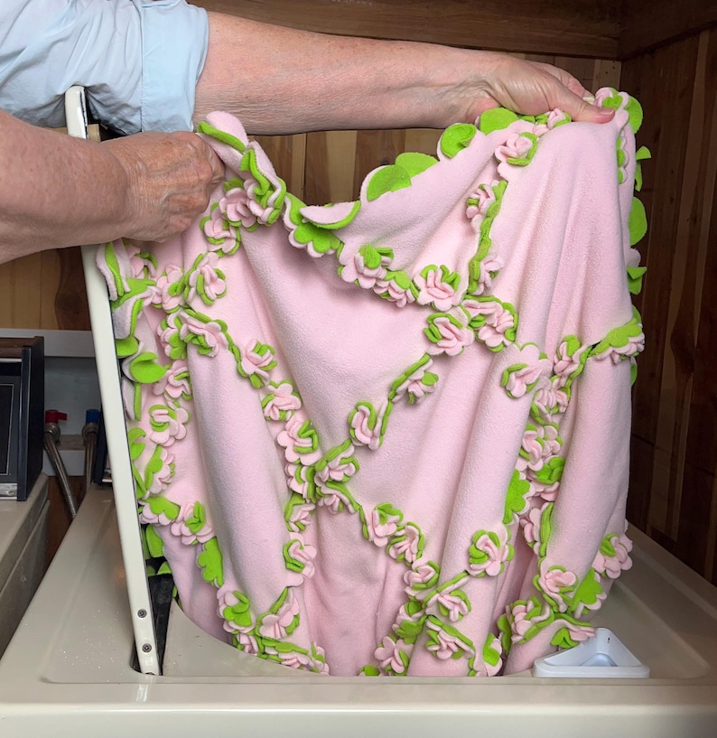 DIY No-sew Fleece Blanket Kit - Trellis All Pink: Floral Rag Quilt, 48 ...